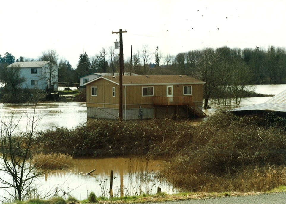 Neighborhood next to Pudding River that is overflowing in '96 to '97